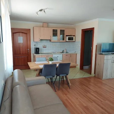 Elek Apartmanhaz بيت ضيافة 3*